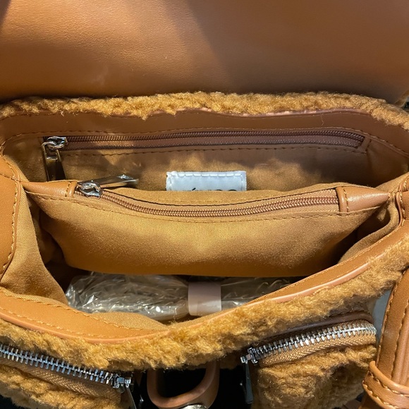 NÚNOO Crossbody Sherpa Bag - Picture 3 of 7